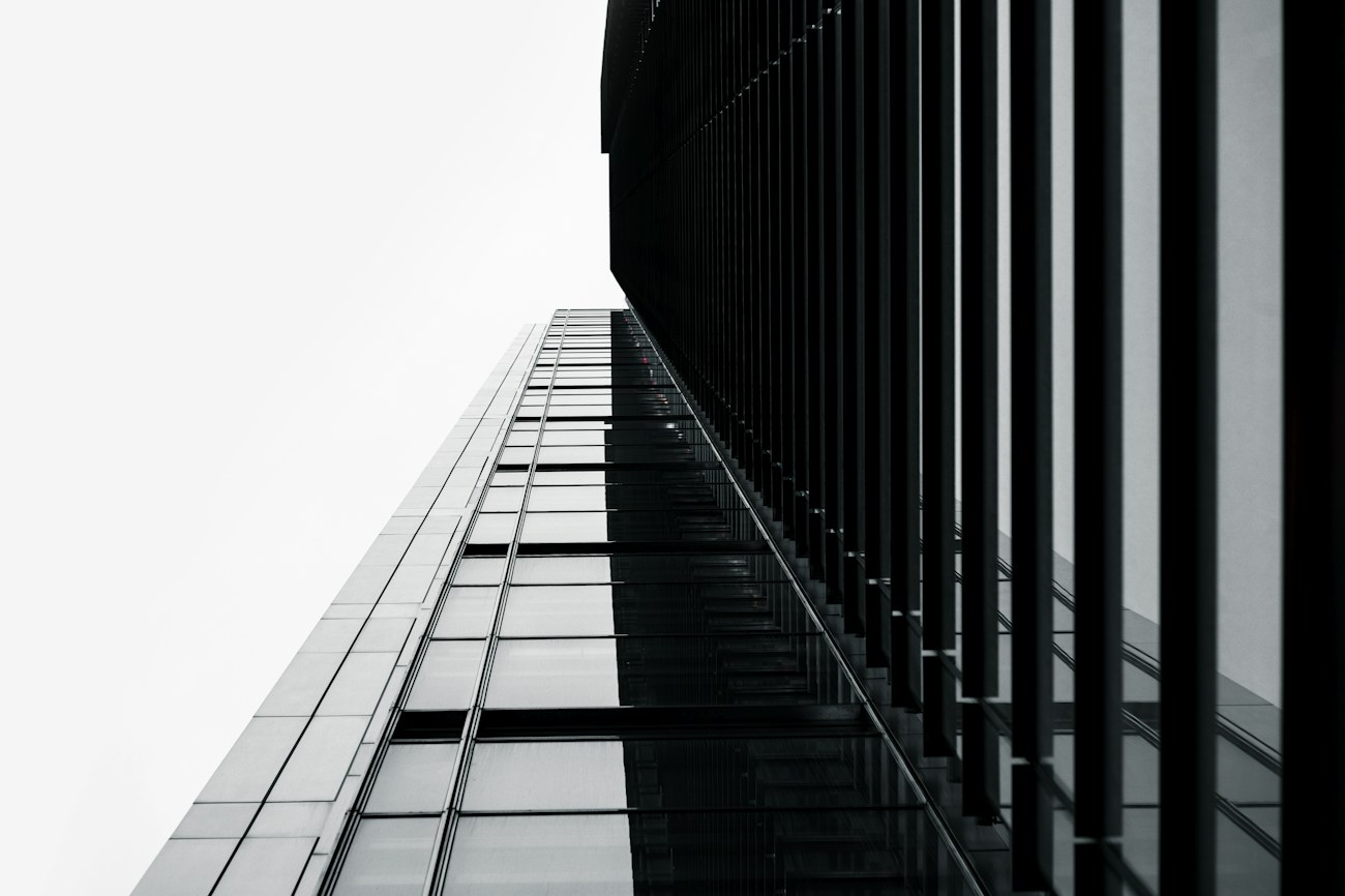 空へのびる黒いガラスの建物
